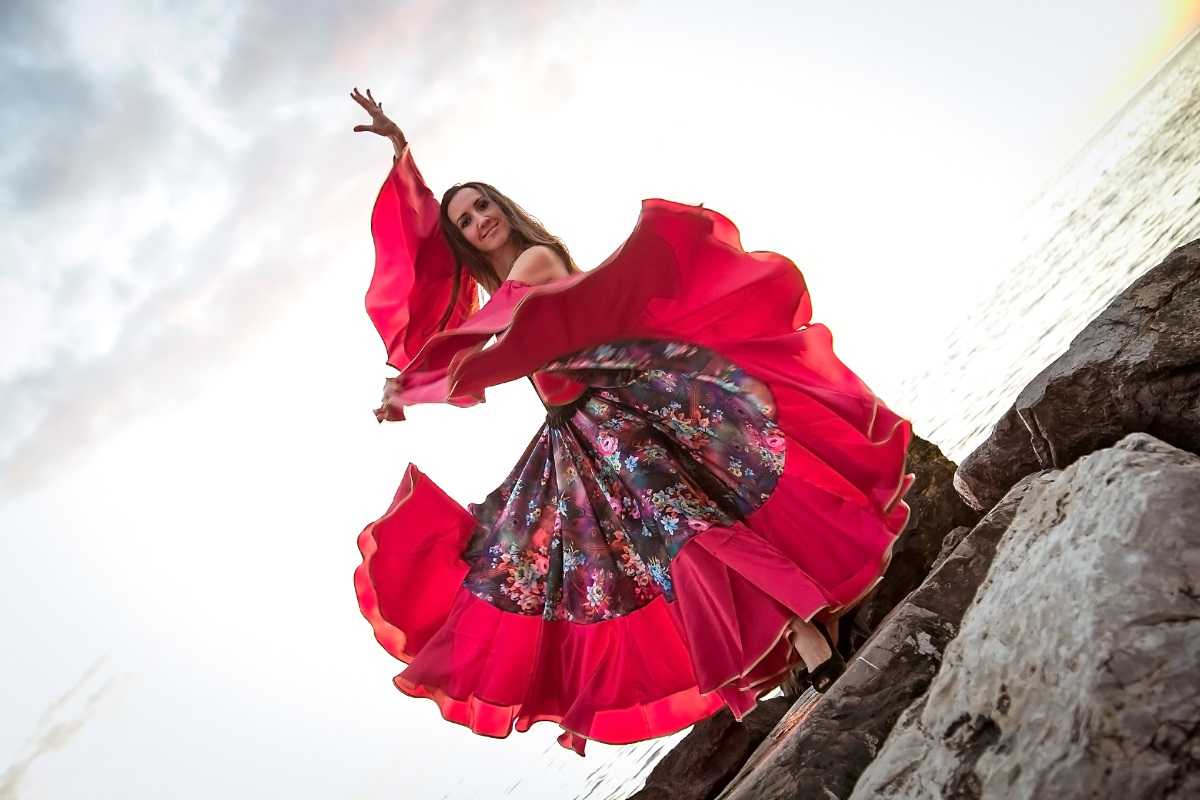 Песня летающего танца. Цыганское платье. Цыганский костюм женский. Цыганская юбка. Красивые цыганские платья.